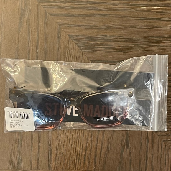 Steve Madden Kenly Sunglasses - Picture 11 of 12